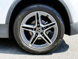 納車前整備はメーカー規定に基づき併設工場で入念に行います。メルセデス・ベンツ指定のツールと技術を用い、メーカーの研修を受けたメカニックがお客様のお車を整備いたします。