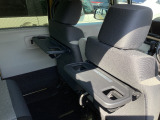 前席背面には格納式のテーブルを装備。ちょっとした荷物が掛けられて便利なコンビニフック付です。