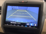 リバースギアに入れるだけで後方の表示へ切り替わります。夜間や雨の日の駐車も楽になりますよ。