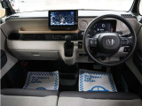 運転にかかわる様々な操作を安全に行えるように視点移動が少なく、操作性に配慮されたスイッチ類が凝縮されたコクピットです。