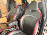 MINIのシートは体を包み込むようなデザインになっているので長時間運転しても疲れにくい設計です。