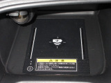 ワイヤレス充電器がついています。対応スマートフォンを置くだけで充電が可能です。