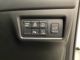 各種機能の切替スイッチは運転席パネル下に集約されています。任意で切り替え可能なため状況に合わせてお使いください。