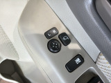 狭い駐車場で便利な電動格納ドアミラーが付いています。