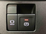 【電動パーキングブレーキ+オートブレーキホールド機能】 指先だけで簡単に操作が可能なパーキングブレーキ、スイッチを押すとブレーキペダルから足を離してもブレーキを保持できるオートブレーキホールド搭載。
