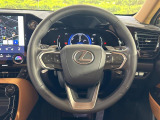 【純正革巻きステアリング】上質な革を使用することで、手にしっかり馴染みとても運転しやすいハンドルです♪