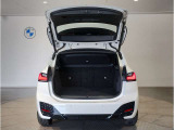 【トランクルーム】十分な容量を確保したトランクルーム。環境へ配慮したスペアタイヤ非搭載のBMW。その分、トランクスペースを有効活用できる様にしてあります。