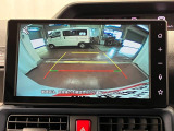 【バックカメラ】 駐車時に車両後方の様子を見ることができるので、運転の不安を軽くします。