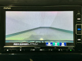 【バックカメラ】運転が苦手な方も車庫入れラクラクです!ギアをリバースに入れれば自動的に切り換わりますので、面倒な操作は不要です♪狭い駐車場もお車を傷つけず安心ですね!