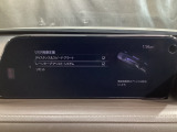 カメラが車線を認識してはみ出しそうになるとステアリングアシストが介入するレーン・キープ・アシストシステムを装備しております。お好みで作動・非作動の設定も可能です。