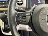 ステアリングにオーディオ操作スイッチが付いています。オーディオ画面に直接タッチしなくても操作が出来ますので、運転に集中できます。