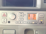 【オートエアコン】一度お好みの温度に設定すれば、車内の温度を検知し風量や温度を自動で調整。暑い&hellip;寒い&hellip;と何度もスイッチ操作をする必要はありません。快適な車内空間には必須の機能ですね♪