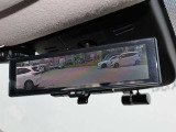 車両後方を映し出します・スマートルームミラー装備です。