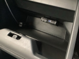 グローブボックスを開けるとETC付いてます。ETCが使用可能な道路通行料はキャッシュレスでスマートに走行できます。再セットアップして納車致します。