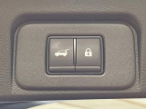 【パワーバックドア】スマートキーや運転席のボタンを押すだけでリアゲートが自動で開閉します!荷物を持っている時や、高い位置にあるバックドアを閉める際に便利な機能です♪