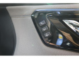 運転席にシートポジションメモリー機能が付いています!誰が乗っても自分のポジションにすることができます!