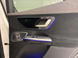 【メモリー付きパワーシート】3名までのシートポジションを記憶できるパワーシート!運転席のみ、ドアミラー・ステアリング位置も記憶可能です。高速道路などでの、運転交代時などに便利な機能です☆