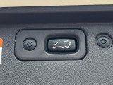 【パワーバックドア】スマートキーや運転席のボタンを押すだけでリアゲートが自動で開閉します!荷物を持っている時や、高い位置にあるバックドアを閉める際に便利な機能です♪