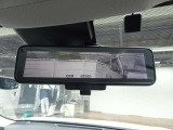 【スマートルームミラー】後方の映像を高精細モニターに映し出し、荷物や乗員で視界が遮られても安全に確認可能。夜間や雨天でもクリアな視界を確保する先進装備です。