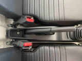 最も気になる室内は、特にこだわってクリーニングしております。マットやシートだけではなく、エアコンの吹き出し口やドアノブの隙間など、様々なブラシや道具を使い分けて、隅々までクリーニングしております。