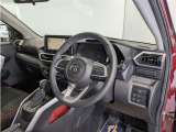 高いホールド性で運転姿勢が安定します。長距離ドライブでも疲れにくいのが魅力です。快適なドライビングライフをお送りください♪