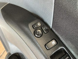 狭い駐車場で便利な電動格納ドアミラーが付いています。