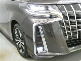 LEDヘッドライトです。デザイン性がよくとても明るいので、夜間の走行や悪天候でも安心です。しかも長寿命!