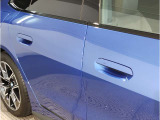 【デザインとの融合】BMWデザイナーが創り出したボディデザインを損なう事のない様に配置とデザインに拘っています。ドアノブについてもBMWの拘りに妥協はありません。
