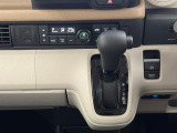 CVT車のセレクトレバーです。低速から高速まで、変速ショックのないスムーズな走りと、エンジン効率のよい領域を維持して燃費にも貢献します。サイドブレーキはスイッチ操作の電子制御パーキングブレーキ。