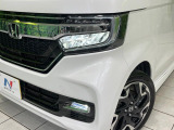 【LEDヘッドライト】悪天候や夜間走行時も良好な視界を確保し安心して運転できる高輝度LEDヘッドライトを装備!点灯速度が早く、消費電力も抑えられています。