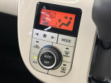 【オートエアコン】一度お好みの温度に設定すれば、車内の温度を検知し風量や温度を自動で調整。暑い&hellip;寒い&hellip;と何度もスイッチ操作をする必要はありません。快適な車内空間には必須の機能ですね♪