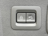 【パワーバックドア】スマートキーや運転席のボタンを押すだけでリアゲートが自動で開閉します!荷物を持っている時や、高い位置にあるバックドアを閉める際に便利な機能です♪