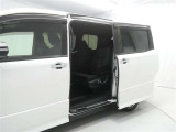 【両側パワースライドドア】両側パワースライドドア付きだから、狭い駐車スペースなどでの 乗り降りラクラク!小さなお子さまのいるご家庭には嬉しい装備。