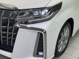 【LEDヘッドライト】悪天候や夜間走行時も良好な視界を確保し安心して運転できる高輝度LEDヘッドライトを装備!点灯速度が早く、消費電力も抑えられています。