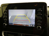 バックガイドモニター付き。車両後方の映像をナビ画面に表示し、駐車などの後退操作をサポートします。