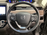 ハンドルにHondaセンシング系のクルーズコントロールやレーンキープアシストなどのスイッチと、オーディオの操作スイッチが装備されています。ハンドルから手を離さず安全に操作できます。