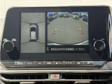 【アラウンドビューモニター】クルマを真上から見ているような映像で、周りの状況を確認しながら安心して駐車出来るカメラが付いてます♪移動物検知機能付き☆