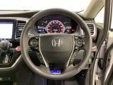 ハンドルにHondaセンシング系のクルーズコントロールやレーンキープアシストなどのスイッチと、オーディオの操作スイッチが装備されています。ハンドルから手を離さず安全に操作できます。