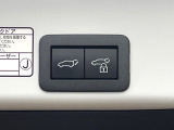 【パワーバックドア】スマートキーや運転席のボタンを押すだけでリアゲートが自動で開閉します!荷物を持っている時や、高い位置にあるバックドアを閉める際に便利な機能です♪