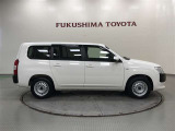 【まるごとクリーニング】シートを取り外し、車内を徹底洗浄。隅々まで丁寧に仕上げています。