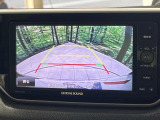 【バックカメラ】駐車時に後方がリアルタイム映像で確認できます。大型商業施設や立体駐車場での駐車時や、夜間のバック時に大活躍!運転スキルに関わらず、今や必須となった装備のひとつです!