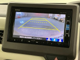 リバースギアに入れるだけで後方の表示へ切り替わります。夜間や雨の日の駐車も楽になりますよ。