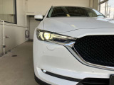 鋭く前方を照らす、LEDヘッドライト。遠くまで視界が開けることで、より安心したストレスのない走行を、提供してくれます。ライトの寿命が長いこともLEDライトの特徴ですね。