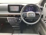 すっきりした運転席周りにはナビやエアコンの操作パネルを設置しておりますので、お一人での運転でもご安心できます。
