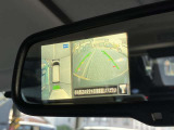 車両後方のカメラ映像がミラーに映るので、乗員や荷物が多くても視界を遮らず安心です。また、広角カメラで映しているので通常のミラーより視界が広く、夕方や夜間でもクリアな後方視界を確保することが出来ます。