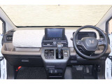 操作性に優れた運転席となります!小物入れや各ボタンの配置にこだわり、使いやすいです!座り心地もよく視認性も良好なのでロングドライブもお任せ下さい!