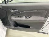 【運転席ドア】ボトルホルダーや収納ポケットが付いているので運転席周りもスッキリ保てます★