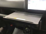 車内での仕事や食事の際に便利なインパネテーブル!A4サイズのノートパソコンやお弁当などが置けます。最大重量10kgのものまで置くことができます。