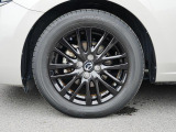 標準装備の純正16インチアルミホイール。タイヤサイズは185/60R16です。