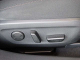 運転席は、10Wayの電動シート仕様です。ドライバーの体格に合わせたドライビングポジションを設定出来ます。また、頻繁に使うシート位置は、メモリー機能で記憶させることが可能です★☆★☆